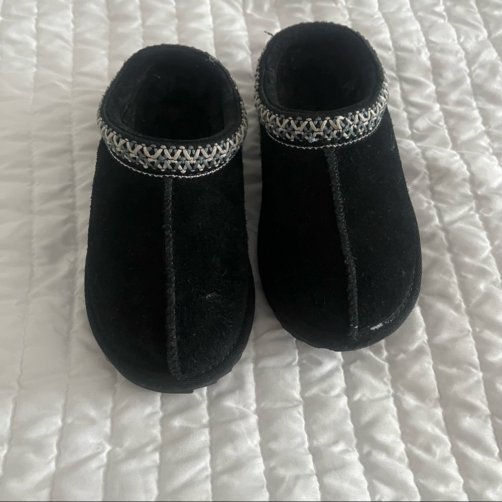 Gently worn. Just a wipe off will look brand new as seen on pictures.